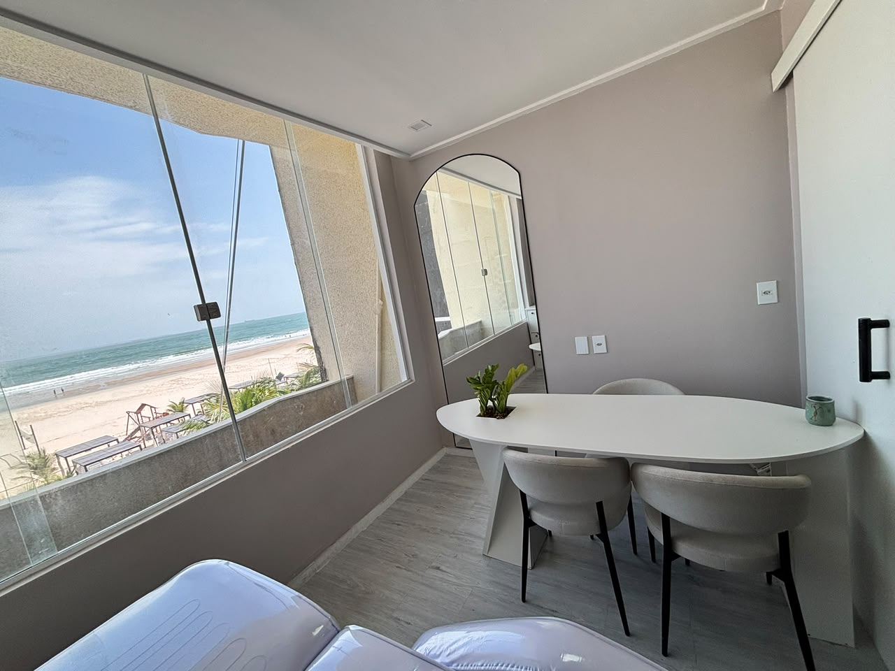 01_imagem_destaque_varanda_com_vista_para_praia_01