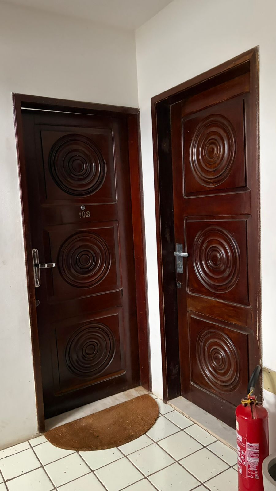 07_outros_corredor_com_portas_03