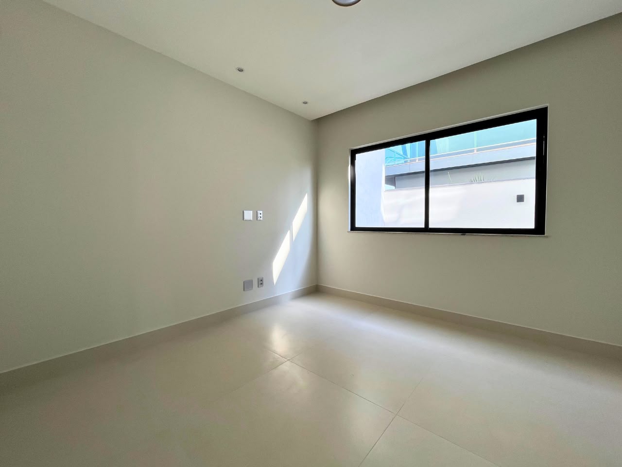 04_quartos_suites_quarto_vazio_02