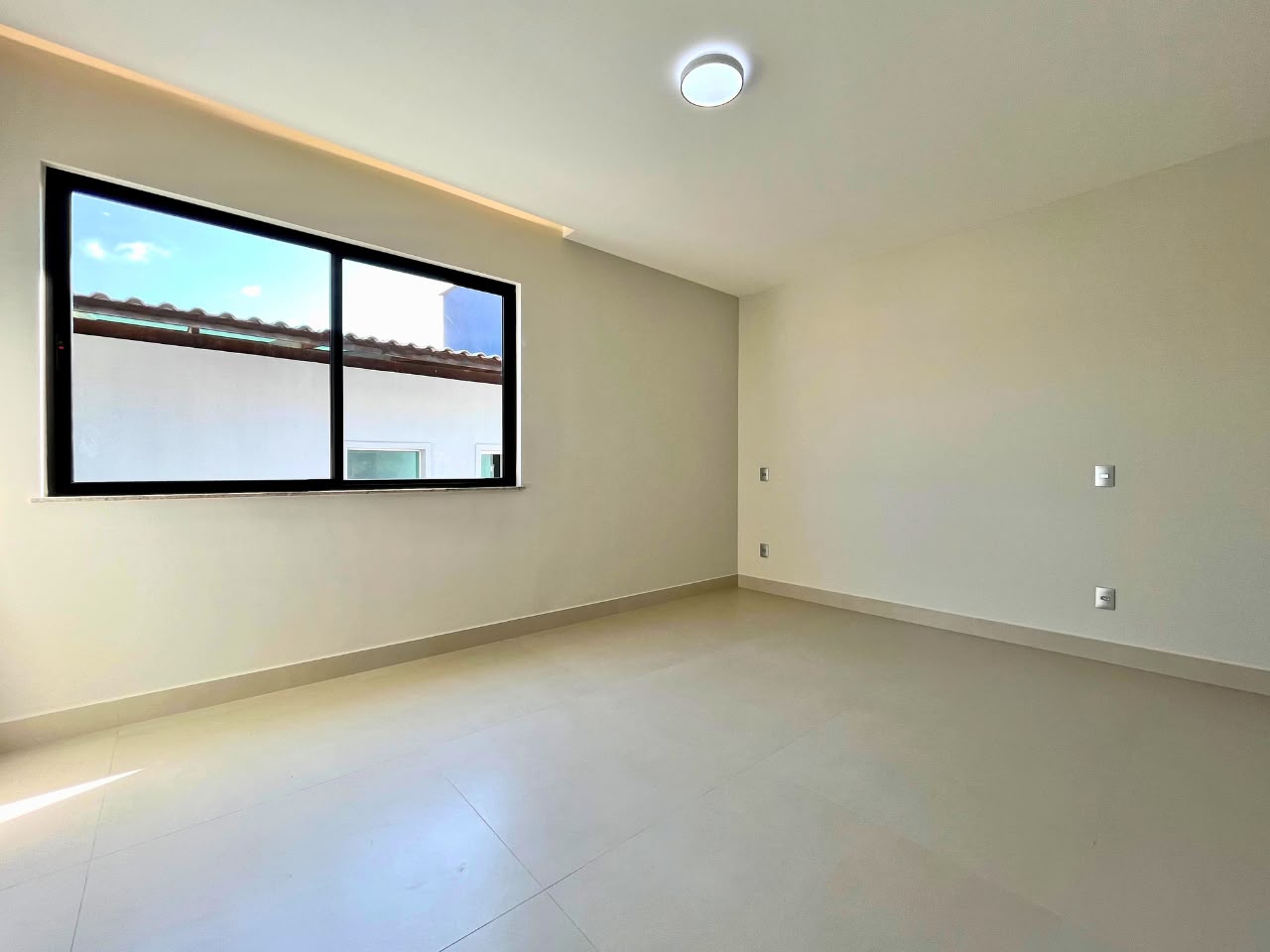 04_quartos_suites_quarto_vazio_09