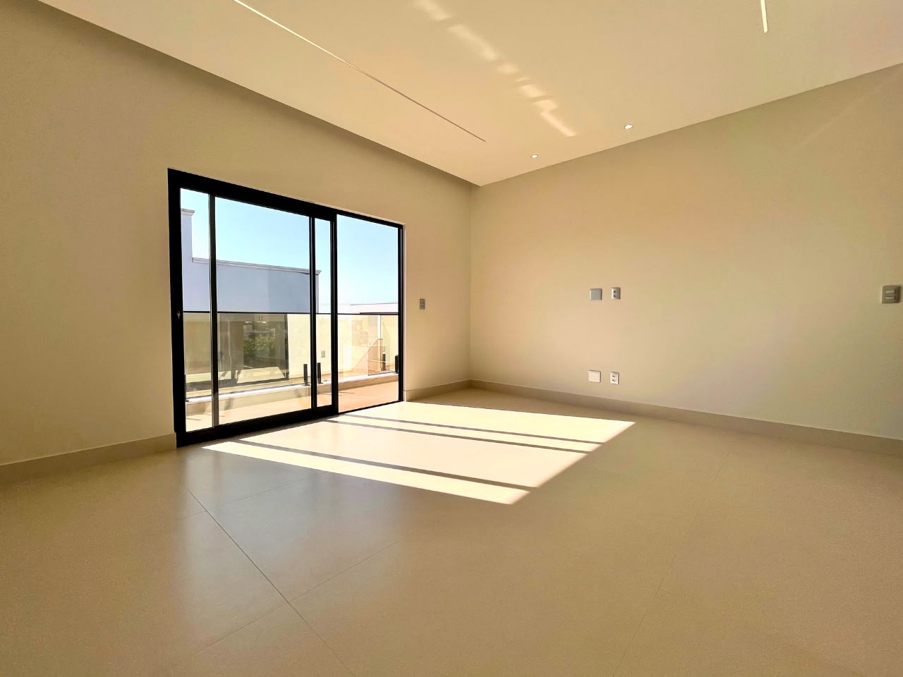 04_quartos_suites_quarto_vazio_com_varanda_03